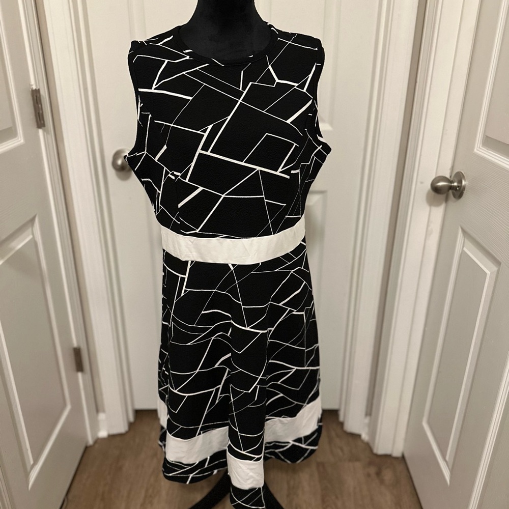 Black and White Geometric Sleeveless Dress